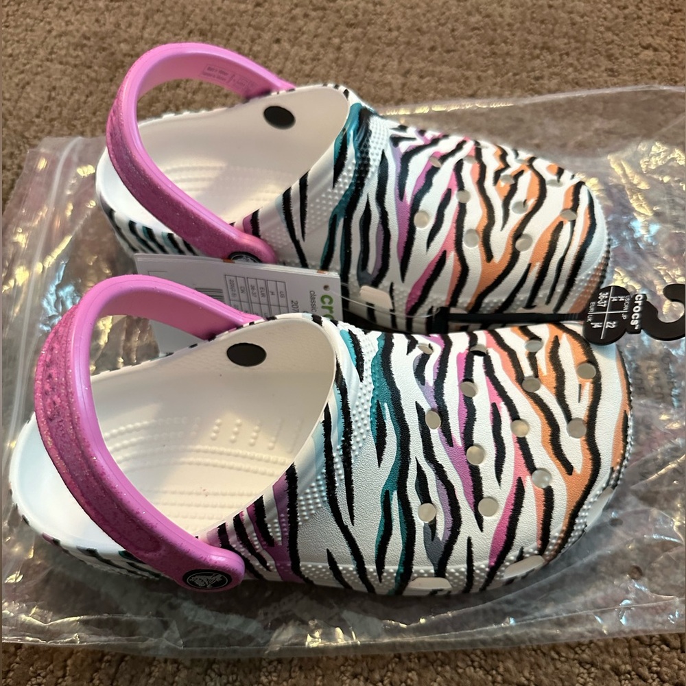 NWT Crocs Girls size J4